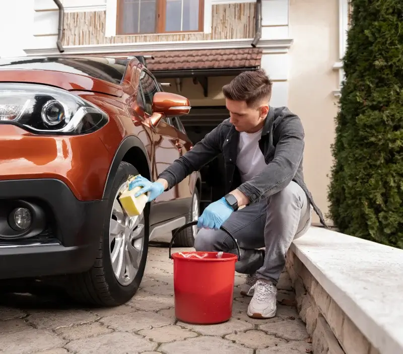 Lavage auto à domicile Julianges : professionnel intervenant sur un véhicule